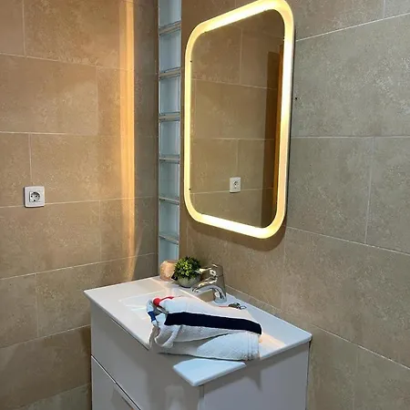 Urban, Quiet Flat For Digital & Remote Nomads Διαμέρισμα